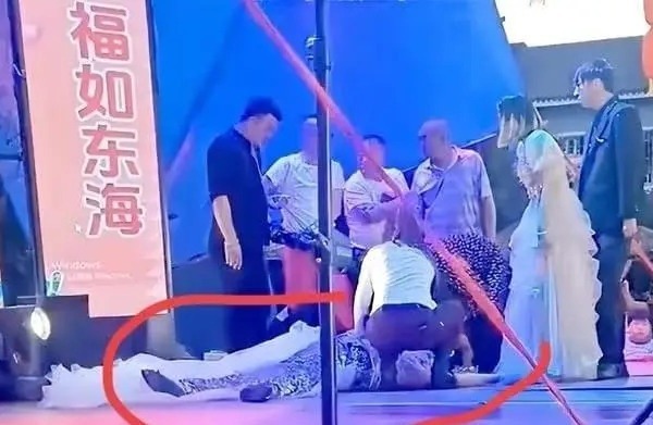 Nữ ca sĩ Phi Phi đột ngột qua đời khi đang biểu diễn