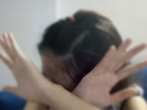 Sếp nhìn chòng chọc vào người tôi, rồi chê bai ‘giống chân giò quá vậy’