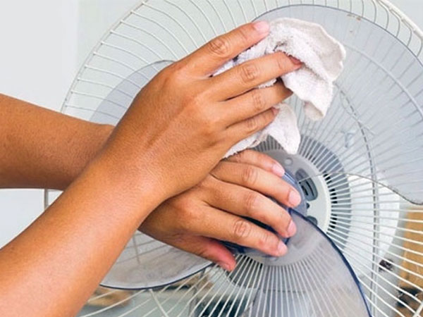 Vệ sinh quạt không cần dùng nước hay tháo khung: Chỉ 5 phút là quạt sạch như mới, ai cũng làm được