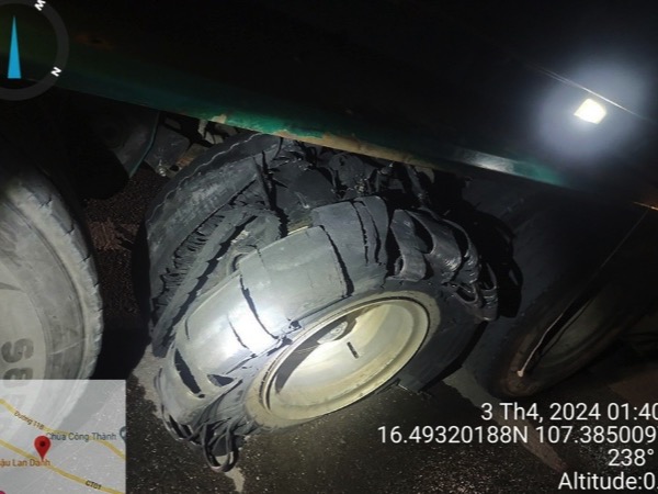 Hàng trăm vụ xe thủng săm, nổ lốp không chỉ trên cao tốc Cam Lộ - La Sơn