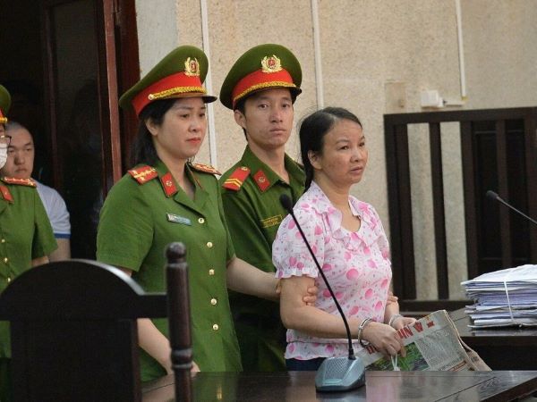Bị tuyên y án 20 năm tù, mẹ 'nữ sinh giao gà' khóc nấc: 'Tôi bị oan'