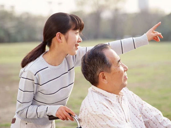 Thực tế phũ phàng: Con cái dù hiếu thảo đến mấy cũng không nên một mình chăm sóc cha mẹ già ốm đau quá lâu ngày - TẠI SAO?