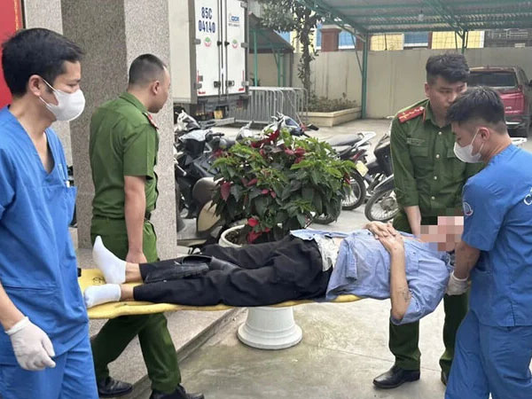 Kịp thời ngăn chặn cụ ông 78 tuổi nhảy cầu Nhật Tân tự tử