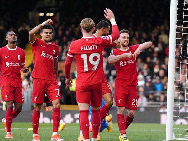 Nóng bảng xếp hạng Ngoại hạng Anh: Liverpool áp sát Arsenal, đua vô địch gay cấn