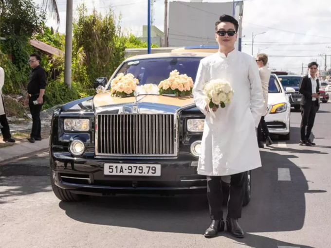 Tận thấy Rolls-Royce Phantom hơn 19 tỷ của ca sĩ TiTi đi hỏi vợ