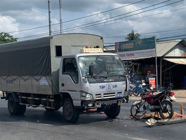 Tông vào xe tải tập lái trên quốc lộ, người đàn ông đi xe máy tử vong