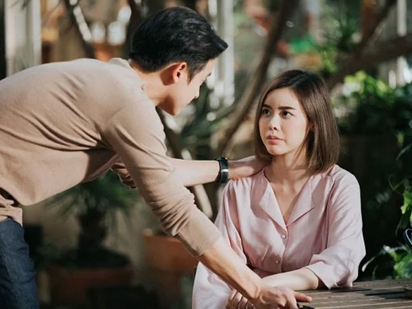 Cô gái 18 tuổi gọi điện cho bạn trai 100 cuộc mỗi ngày, bác sĩ tiết lộ chứng bệnh lạ