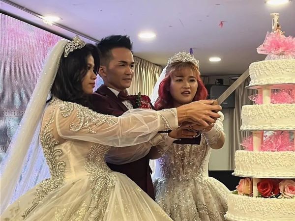 Người đàn ông cưới 2 vợ cùng lúc, biểu cảm trái ngược của 2 cô dâu gây chú ý