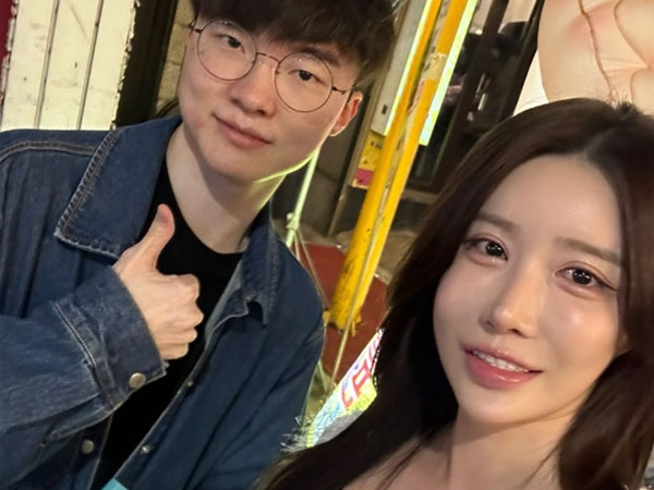 Fangirl chụp ảnh cùng Faker nhưng chiếm spotlight vì lý do đặc biệt, soi trang cá nhân càng thêm ngỡ ngàng