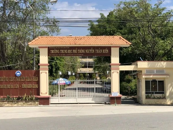 Khai trừ Đảng thầy giáo làm học sinh có thai