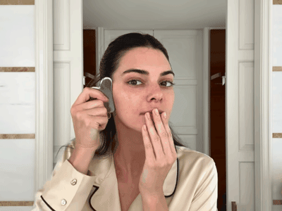Chiêu 'chống già' bình dân của Kendall Jenner: Massage với dầu dưỡng giá chưa đến 200k, dưỡng ẩm với 2 lớp xịt khoáng