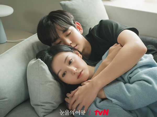 Dân tình sợ Queen of Tears vượt rating Crash Landing on You vì càng xem càng đuối, 'khẩu chiến' khắp MXH trước thềm tập cuối