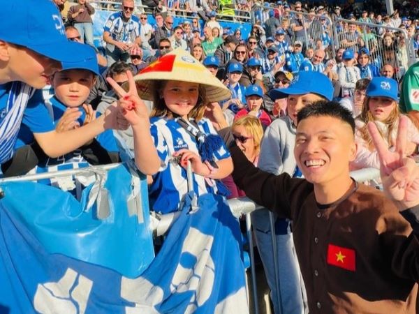 Đỗ Kim Phúc mang nón lá, mặc áo bà ba biểu diễn trên nền nhạc của Sơn Tùng M-TP tại La Liga