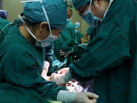 Người phụ nữ sinh 4, chồng bí mật đi xét nghiệm ADN: Kết quả chỉ ra mỗi đứa trẻ có 1 bố khác nhau