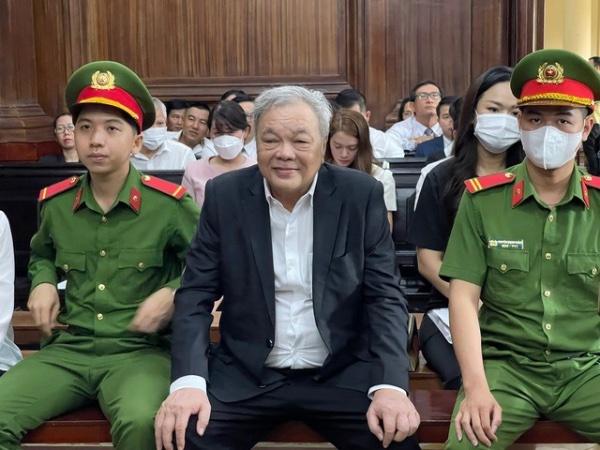Hình ảnh ông Trần Quí Thanh và hai con gái hầu toà