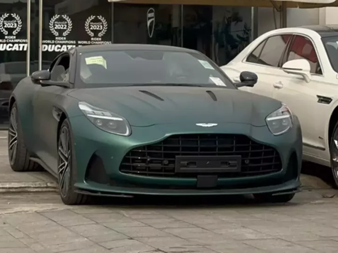 Aston Martin DB12 màu sơn cực phẩm của đại gia Việt nào đây?