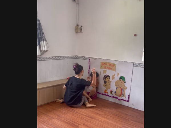 TP.HCM: Chủ nhóm lớp mầm non tư thục đè, đánh, nhét trái cây vào miệng trẻ