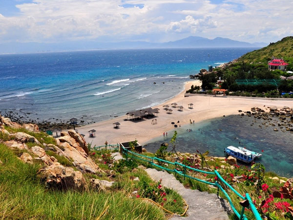 Phát hiện hòn đảo chỉ cách đất liền 25km, nơi duy nhất ở Việt Nam có bãi tắm đôi nóng - lạnh khiến giới trẻ mê mẩn