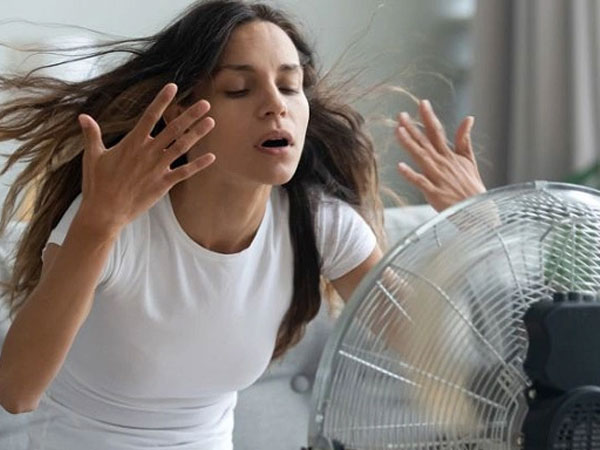 Vì sao trời nóng, càng bật quạt điện số to lại càng cảm thấy nóng bức?