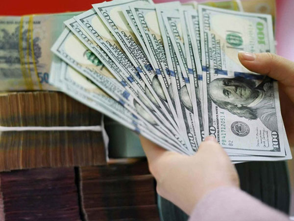 Giá USD tự do lao dốc, về mốc 25.700 đồng