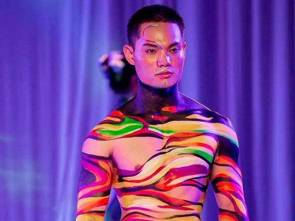 Thí sinh thi nam vương gây tranh cãi vì catwalk như… hoa hậu