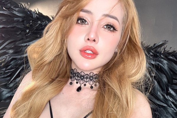 Ngân 98 diện trang phục trong suốt đi diễn, khoe vòng 1 ngồn ngộn