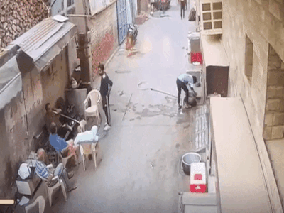 Bức tường bất ngờ đổ sập khiến 4 người thiệt mạng: Clip 58 giây ghi lại khoảnh khắc kinh hoàng