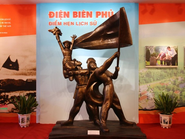 Cận cảnh những hiện vật quý trong chiến dịch Điện Biên Phủ được giới thiệu tại Hà Nội