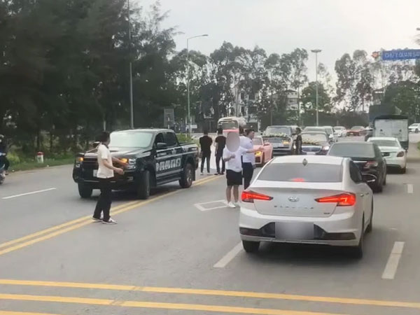 Xôn xao dàn xe sang rước dâu dừng giữa đường, dàn hàng quay phim chụp ảnh
