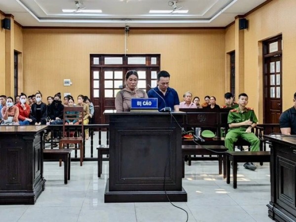 Vợ chồng đánh shipper gãy 2 tay lãnh 12 năm tù