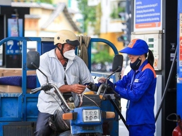 Giá xăng dầu giảm, RON 95 xuống dưới 25.000 đồng/lít