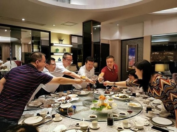 50 tuổi, tôi đi họp lớp bị coi thường vì làm nông, thu nhập thấp nhưng khi con trai đến đón, họ lập tức nín lặng và cúi đầu