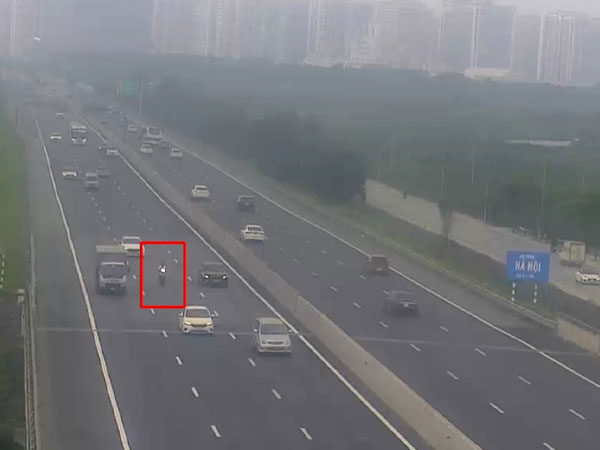 Xe máy lao như tên bắn ở làn 120km/h cao tốc Hà Nội - Hải Phòng