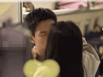 Nam chính ngôn tình hot đến mức 2 'ông lớn' lao vào tranh giành, cứ đóng phim là thành bạn trai quốc dân