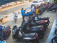 Ngủ gật lái xe, tài xế tông thẳng vào cửa hàng xe máy bên đường