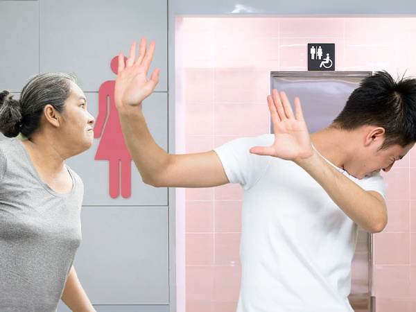 Mẹ tát con trong sự bất lực khi biết hành vi biến thái của thanh niên ở nhà vệ sinh nữ