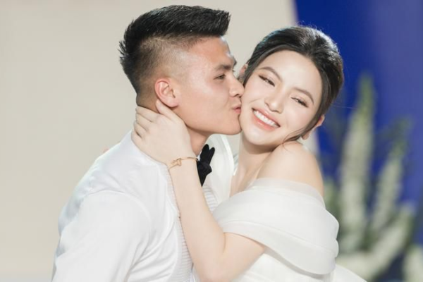Cuộc sống vợ chồng son của Quang Hải và Chu Thanh Huyền: Nắm tay nhau trên Mercedes, chồng không màng hình tượng để mua vui cho vợ bầu