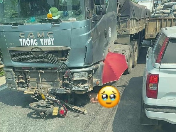 Xe máy va chạm xe đầu kéo, nữ giáo viên và 1 người đàn ông tử vong