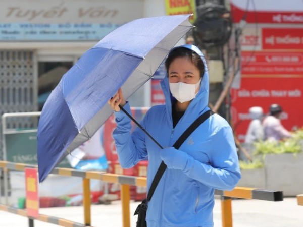 Nắng nóng kéo dài trong nhiều ngày tới, nhiệt độ có nơi trên 39 độ C