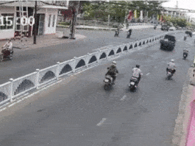 Bắt đối tượng nghi 'ngáo đá', liên tục đạp đổ xe nhiều phụ nữ đang đi trên đường
