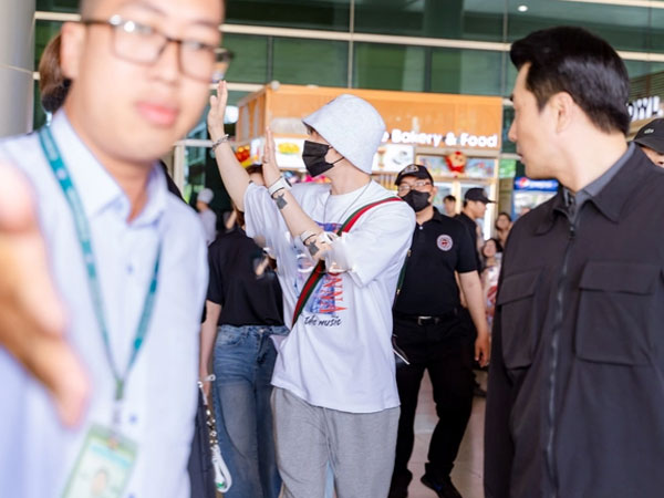 Kim Jae Joong đổ bộ Tân Sơn Nhất: Bịt kín mít vẫn cực 'hack tuổi', hóa 'chiến thần chào hỏi' từng fan một!