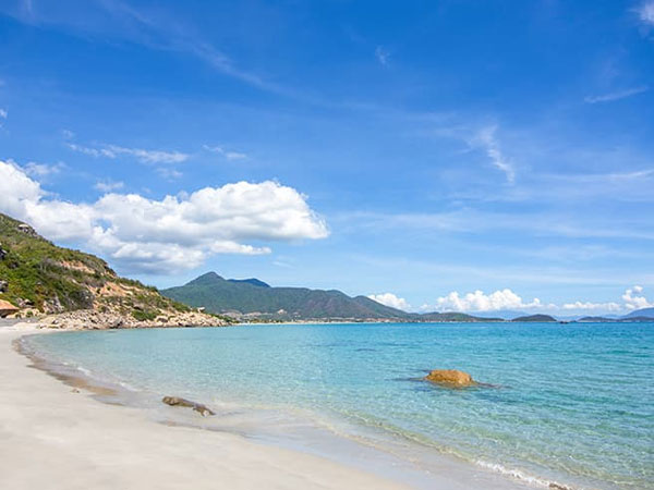 Phát hiện bãi biển ít lên quảng cáo chỉ cách Nha Trang 60km, mệnh danh là 'thủ phủ' của loạt resort 5 sao