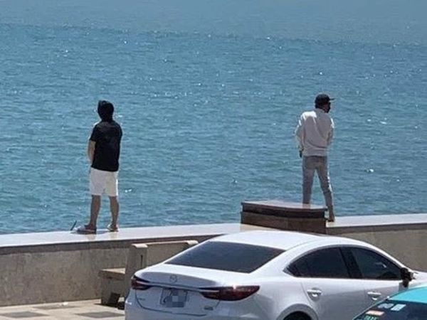 Hình ảnh 2 du khách ngang nhiên tiểu bậy trên kè biển Vũng Tàu gây 'dậy sóng'