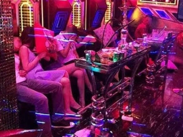 Một tiến sĩ trường ĐH bị tố có hành vi truỵ lạc ở quán karaoke