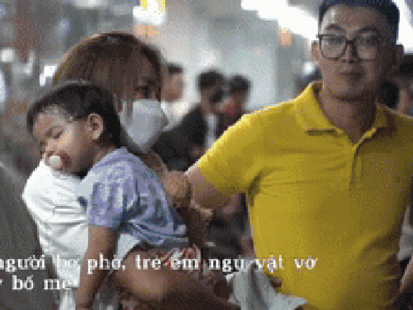 Bến xe miền Tây đông nghẹt dù đã nửa đêm: Hành khách chạy đôn đáo tìm vé xe về quê, trẻ nhỏ mướt mải mồ hôi ngủ gục trên vai bố mẹ