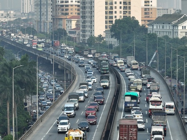 Dòng ô tô ùn dài gần 2km chờ qua trạm thu phí cao tốc Pháp Vân - Cầu Giẽ