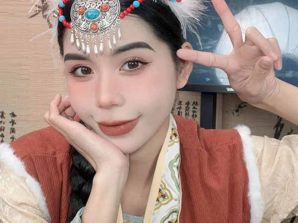 Phú bà giới livestream tiết lộ bị chồng lừa vào cảnh 'mẹ kế hơn con chồng chỉ 5 tuổi', vì sao nghe xong thấy thương hơn là giận?