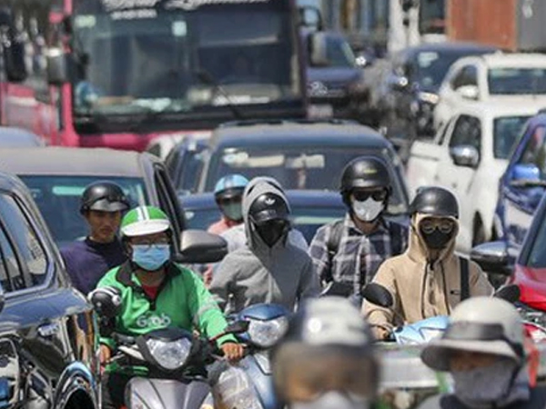 Nắng đổ lửa, mệt mỏi vì kẹt 'không lối thoát' ở TPHCM ngày đầu nghỉ lễ 30/4