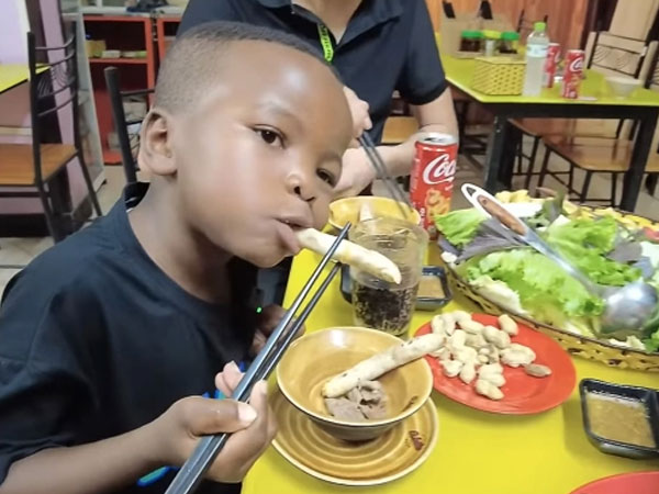 'Thánh review' Lôi Con liên tục chiếm spotlight trên kênh của Quang Linh Vlogs, biểu cảm khi ăn món nào ở Việt Nam cũng khiến dân mạng bật cười