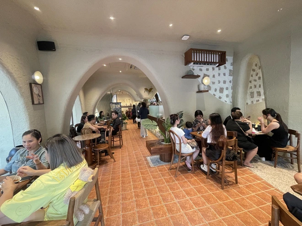 Hà Nội nắng như đổ lửa, dân tình 'trốn' hết trong cà phê điều hoà, không gian ngoài trời vắng tanh